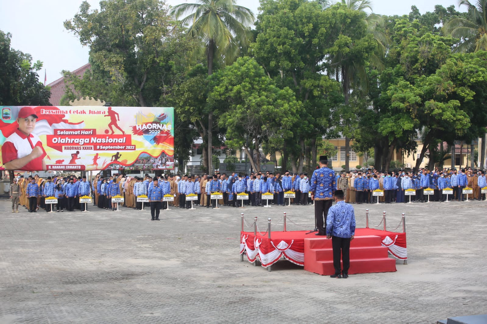 Apel Bulanan Pemkab Lamsel Sekda Thamrin Serahkan Secara Simbolis