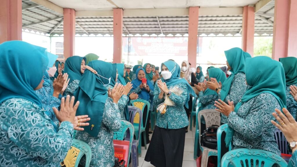 Buka Sosialisasi Pembinaan Administrasi TP PKK di Kecamatan Merbau Mataram, Winarni Ingatkan Susun Program Kerja