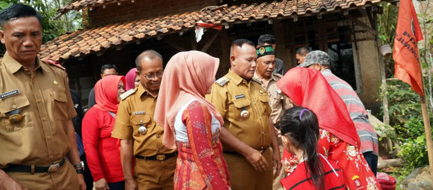 Bupati Lamsel H. Nanang Ermanto bersama Ketua Tim Penggerak PKK Hj. Winarni menyambangi rumah warga Kecamatan Way Sulan yang roboh terkena bencana angin kencang