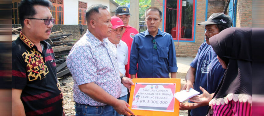 Rumah Terbakar Di Sidomulyo Dapat Bantuan Dari Bupati Lamsel Nanang Ermanto