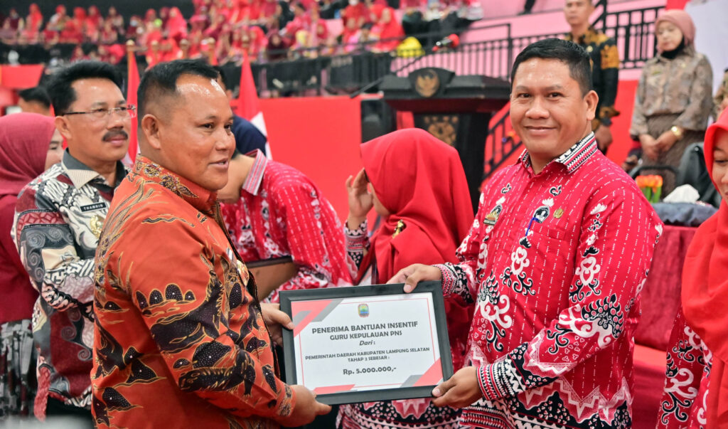 Insentif 4995 Guru Honor Dari Semua Jenjang Di Serahkan Bupati Lamsel  Nanang Ermanto